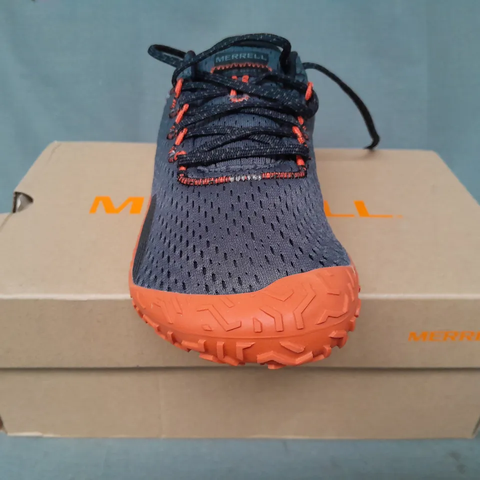 BOXED PAIR OF MERRELL VAPOR GLOVE 6 SHOES IN GRANITE/TANGERINE UK SIZE 9