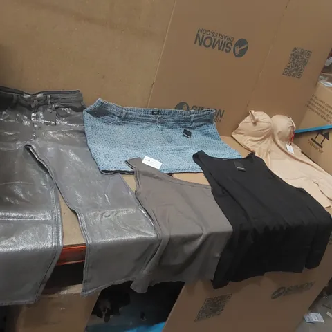 PALLET CONTAINING APPROXIMATELY 600x BRAND NEW ASSORTED DESIGNER CLOTHING ITEMS
