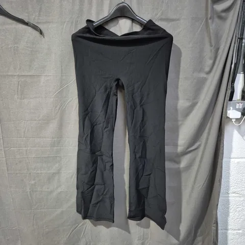 APROXIMATLY 25 ITEMS WOMANS LEGGINGS TOPS JUMPER