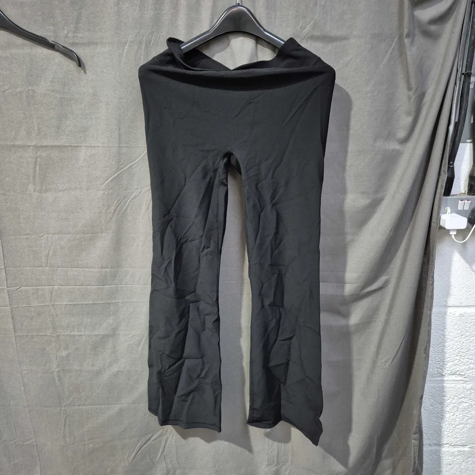 APROXIMATLY 25 ITEMS WOMANS LEGGINGS TOPS JUMPER