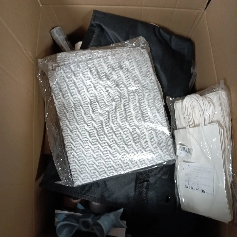 BOX OF APPROXIMATELY 20 ASSORTED HOUSEHOLD ITEMS TO INCLUDE: CRIMP IT AND DUVET SET