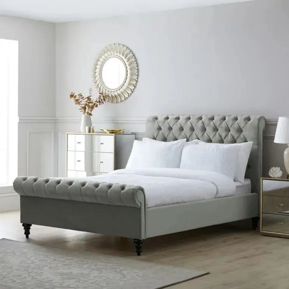 BOXED CHESTERFIELD 4'6 CLASSIC CHESTERFIELD PALE GREY BEDSTEAD, COMPLETE 3BOXES 