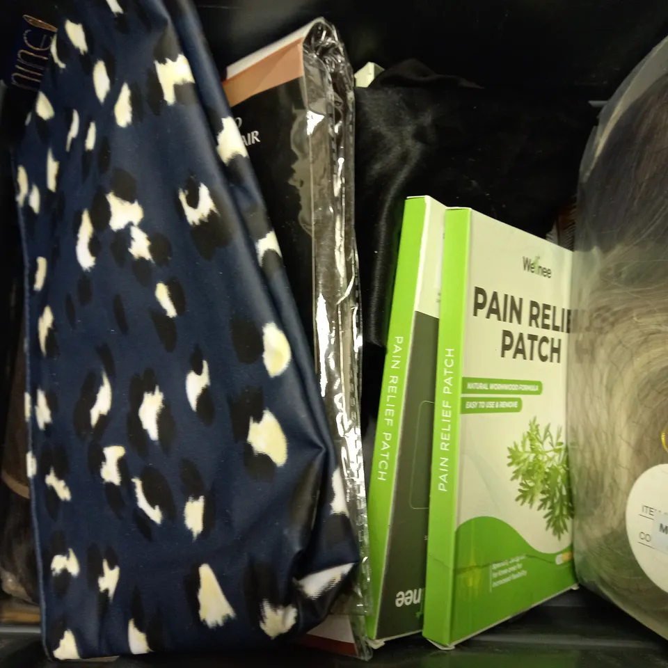 BOX OF APPROX 8 ASSORTED HEALTH AND BEAUTY ITEMS TO INCLUDE - WELLNEE PAIN RELIEF PATCH - GIVE ME BATH GLOVE - AFTER SHAVE COLOGNE GOLD ONE 07 ETC