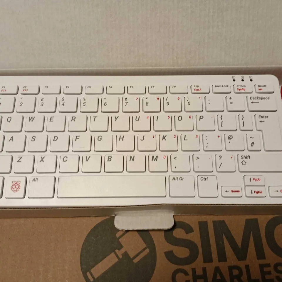 RASPBERRY PI OFFICIAL KEYBOARD & HUB – WHITE 