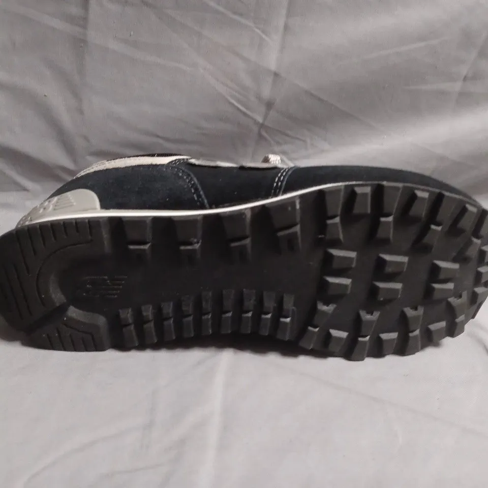 NEW BALANCE SNEAKERS – UK SIZE 4
