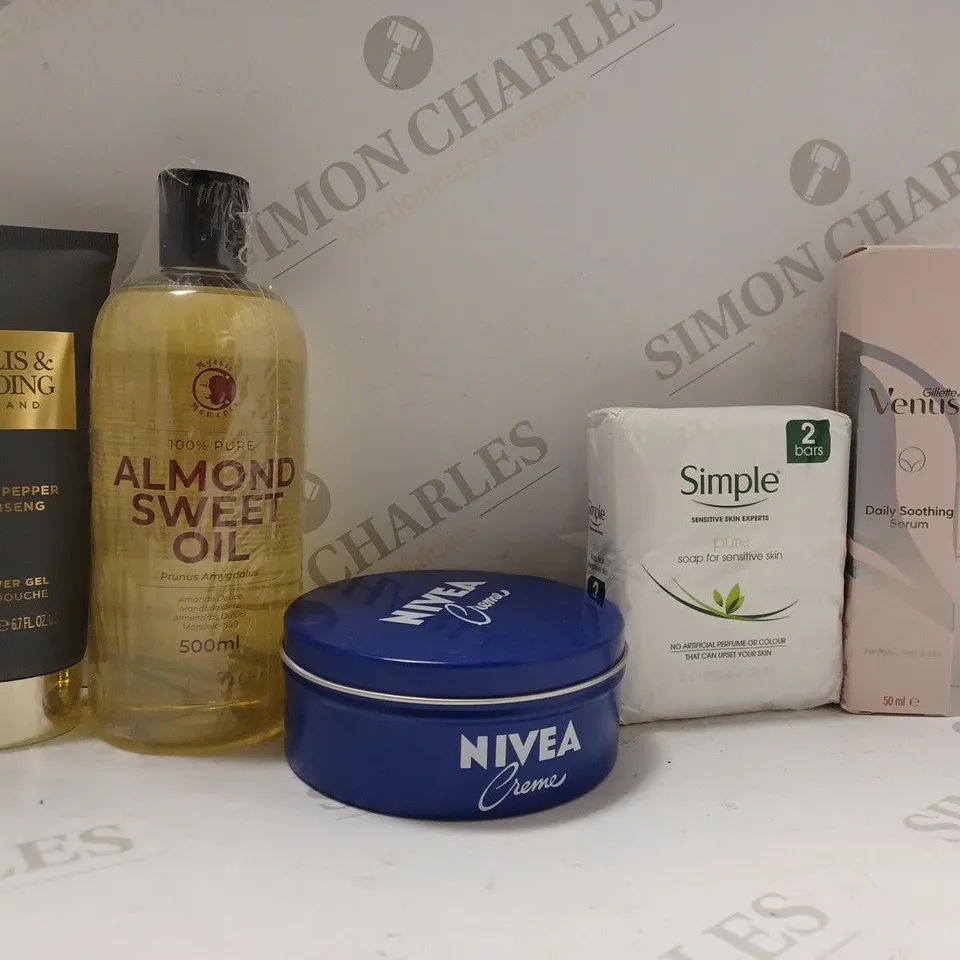BOX OF APPROX 20 ASSORTED HEALTH AND BEAUTY ITEMS TO INCLUDE - BAYLIS & HARDING SHOWER GEL - SIMPLE 2 BARS OF SOAP - GILLETTE VENUS DAILY SMOOTHING SERUM ECT 