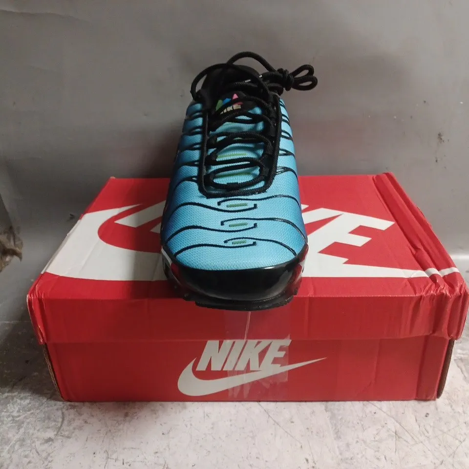 BOXED PAIR OF NIKE AIR MAX PLUS SHOES IN BLACK/BLUE SIZE UK 10