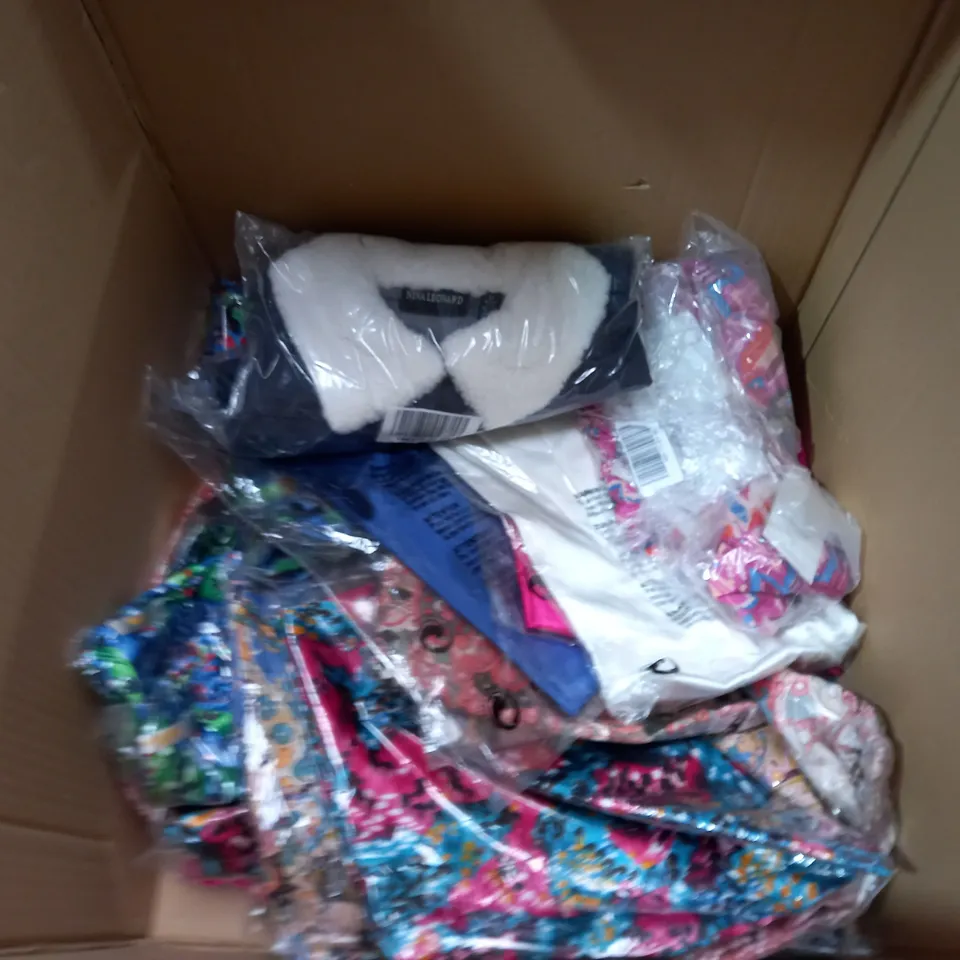 LOT OF APPROXIMATELY 25 ASSORTED BAGGED CLOTHING ITEMS TO INCLUDE NINA LEONARD AND MALISSA COLLECTION