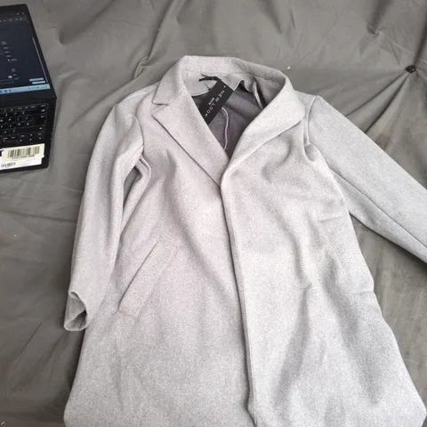 BOX OF APPROXIMATELY 18 ASSORTED CLOTHING ITEMS TO INCLUDE: NEW LOOK COAT AND MNG POLO SHIRT 