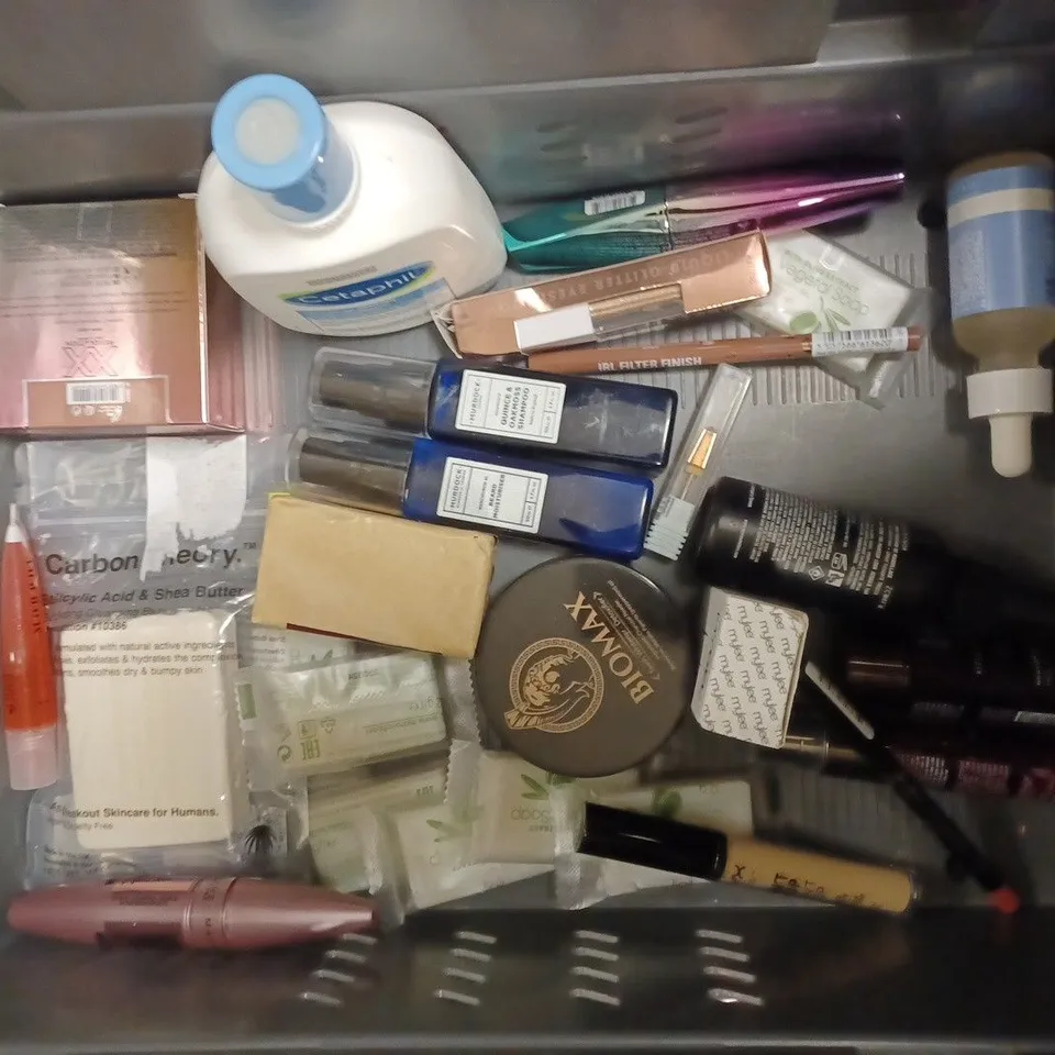 BOX OF APPROX 20 ASSORTED BEAUTY PRODUCTS TO INCLUDE NEUTROGENA HYDRO BOOST, BONDI SANDS DAILY MOISTURISER, REVOLUTION TINTED MOISTURISER - TOFFEE, ETC. 