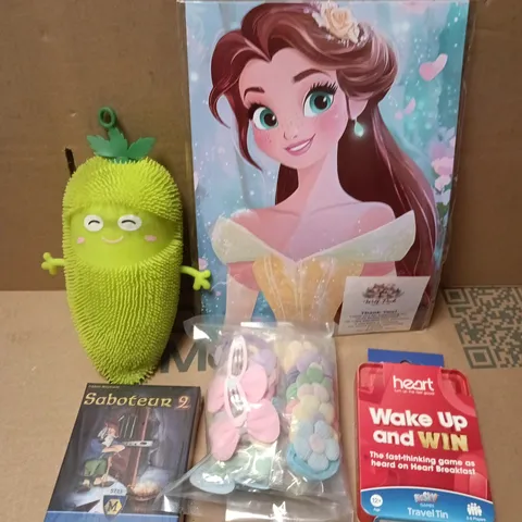 APPROXIMATELY 10 ASSORTED TOYS & GAMES PRODUCTS TO INCLUDE KEY RING, SABOTEUR 2, PRINCESS PRINT ETC 