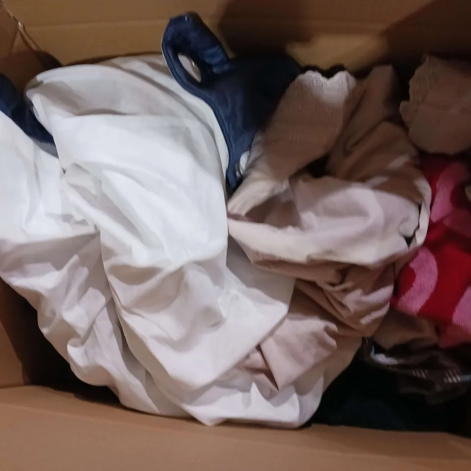 BOX OF APPROXIMATELY 15 ASSORTED HOUSEHOLD ITEMS TO INCLUDE - CURTAINS, BEDDING, AND TOWELS ETC. 