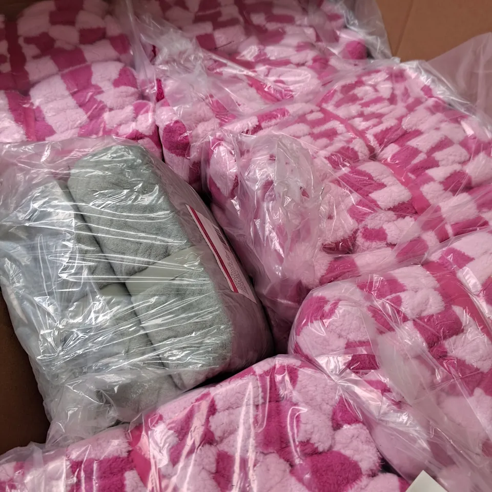 PALLET OF APPROXIMATEY 20 ASSORTED BRAND NEW PRODUCTS TO INCLUDE - SOFT TOUCH BLANKET KING SIZE , FILLED BEDDING CHEVRON FLANNEL GREEN ETC- COLLECTION ONLY