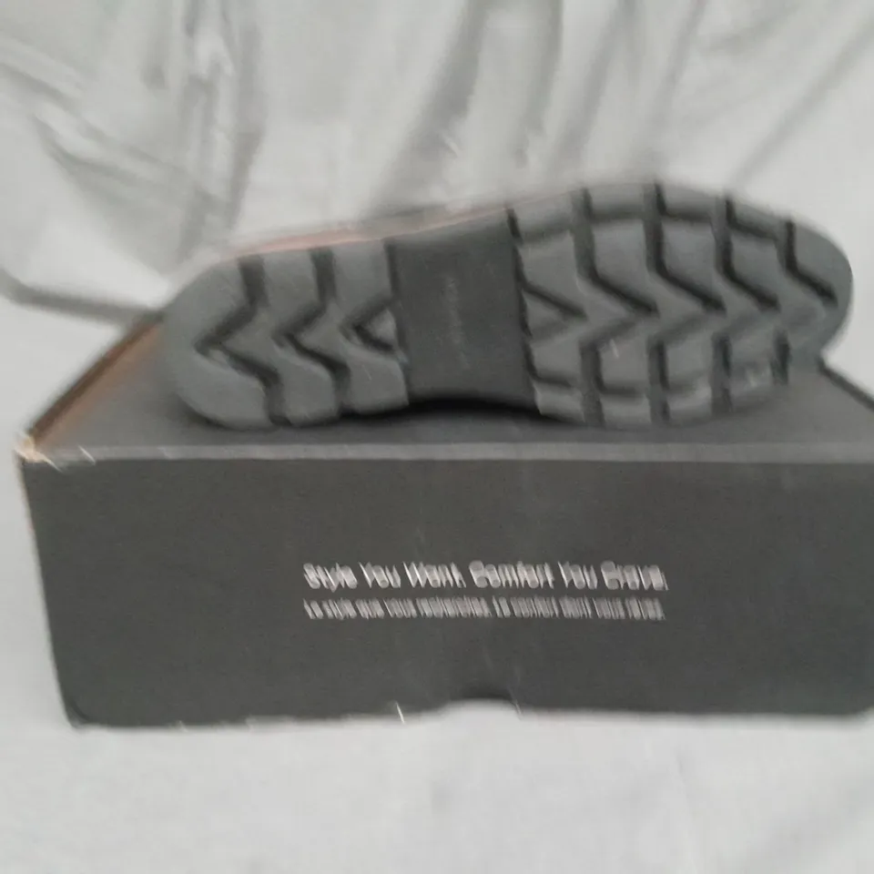 BOXED PAIR OF VIONIC LARSON LACE UP BOOTS SIZE 8