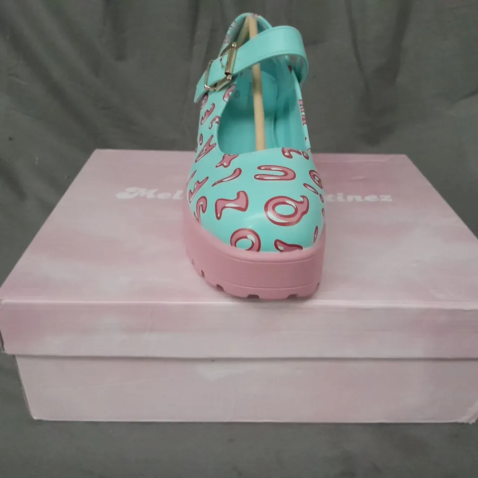 BOXED PAIR OF MELANIE MARTINEZ X KOI PLATFORM BLOCK HEEL SHOES IN CYAN/PINK SIZE 6