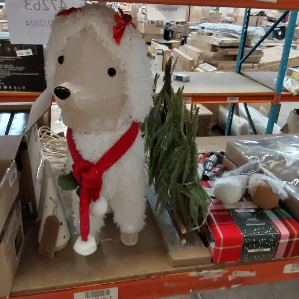LOT CONTAINING CHRISTMAS ITEMS INCLUDING: DECORATIONS, CHRISTMAS CRACKERS, BAUBLES, CHRISTMAS LIGHTS, MUGS 