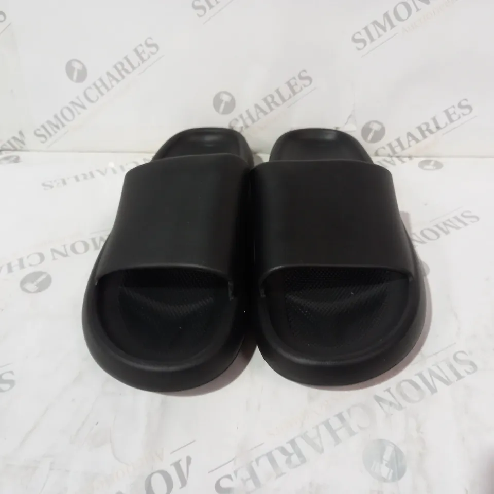 BLACK PLASTIC SLIDERS SIZE 10