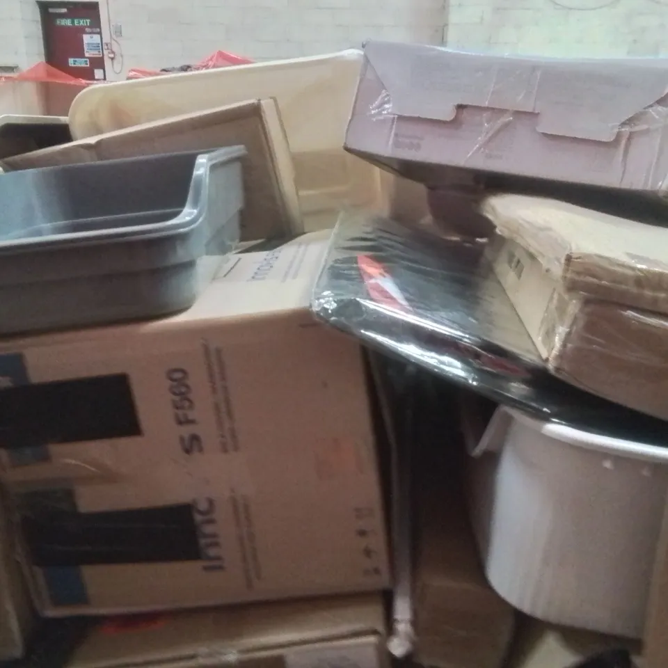 PALLET OF ASSORTED HOUSEHOLD GOODS AND PRODUCTS TO INCLUDE;SEWING MACHINE,JUICER,TODDLER TRAMPOLINE,SHOWER CEIL STRIP AND OTHER ASSORTED ITEMS...