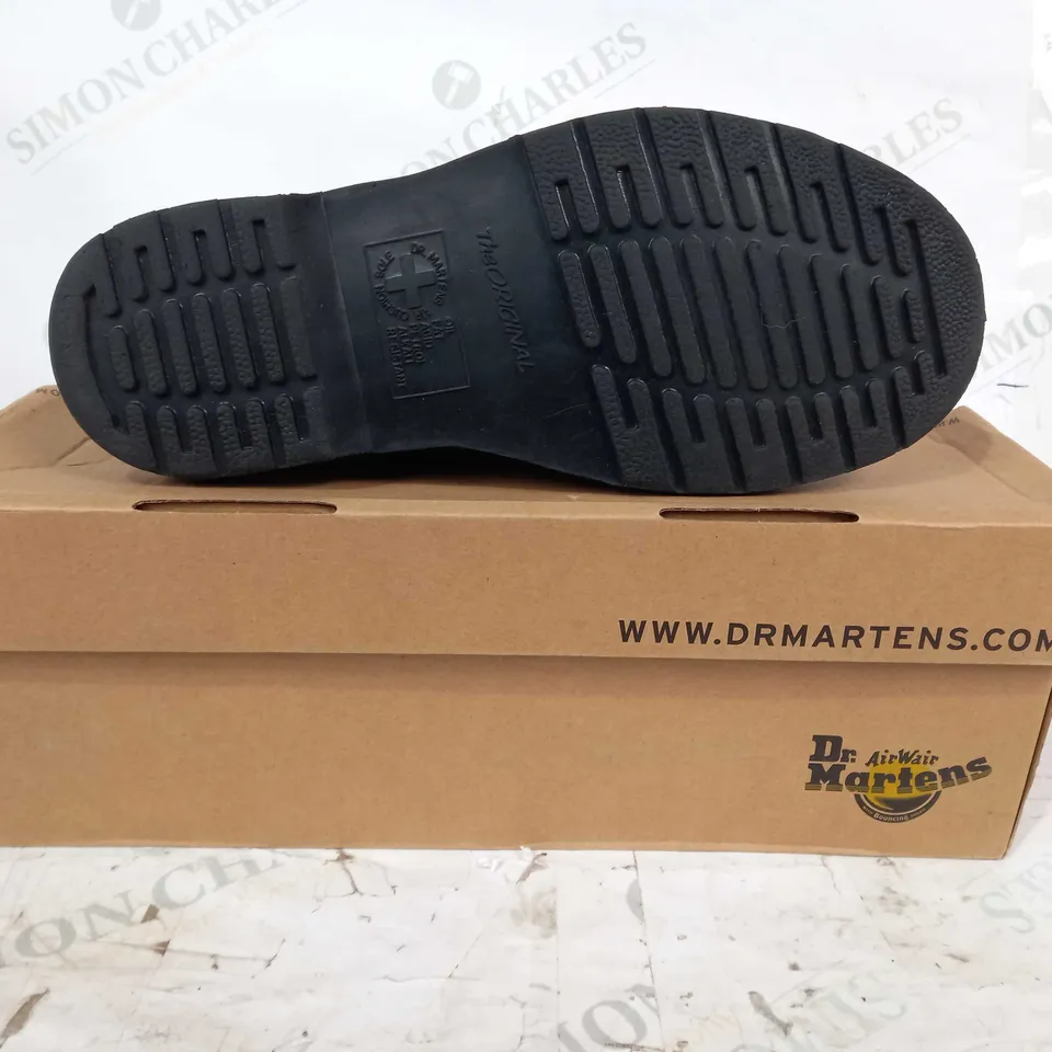 BOXED PAIR OF DR MARTENS LACE UP BOOTS IN WHITE/BLACK UK SIZE 4