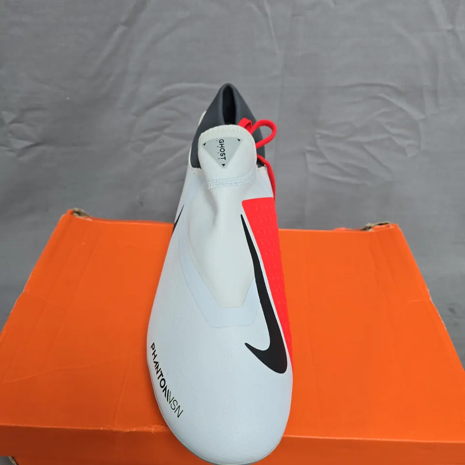 BOXED PAIR OF NIKE PHANTOM VISION FOOTBALL BOOTS – UK SIZE 8