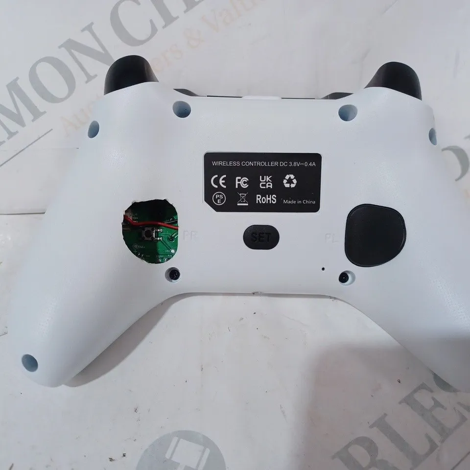 BOXED UNBRANDED WIRELESS GAMING CONTROLLER IN WHITE