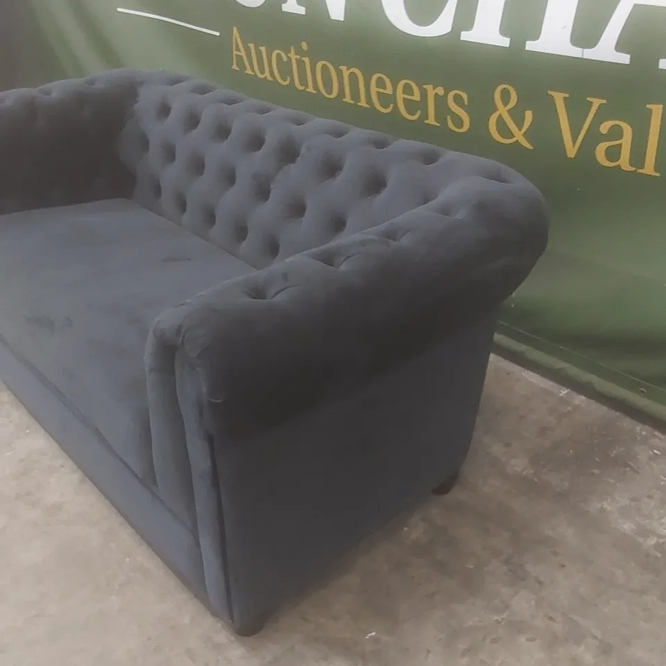 DESIGNER CHESTERFIELD 2 SEATER VELVET UPHOLSTERED SOFA - NAVY