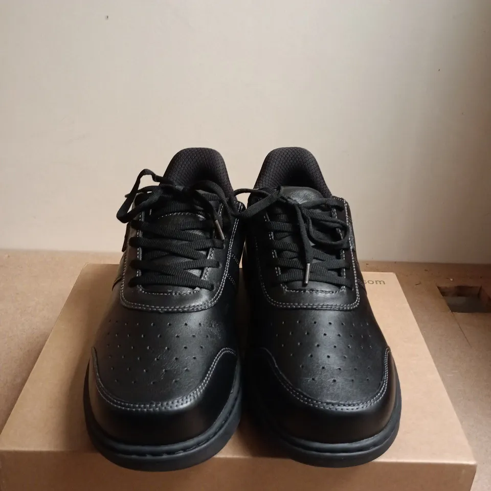 BOXED PAIR OF ORTHOFEET PIERRE BLACK X-WIDE (4E) MEN'S SHOES, UK9 (EU 42.5)