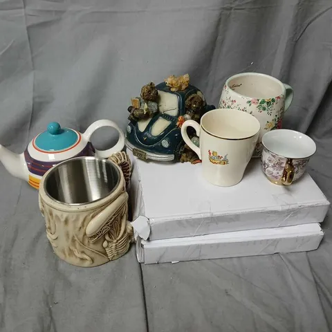 APPROXIMATELY 8 ASSORTED FRAGILE HOUSEHOLD ITEMS TO INCLUDE ALIEN MUG, TEAPOT, BEAR CAR MONEY BANK, ETC - COLLECTION ONLY