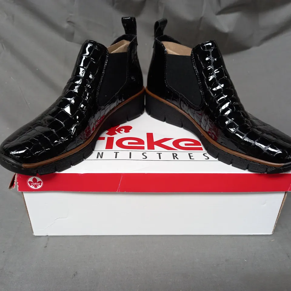 BOXED PAIR OF RIEKER ANKLE BOOTS IN BLACK SIZE 5