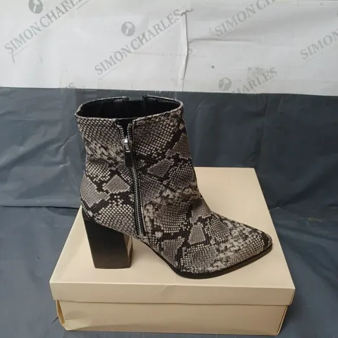 BOXED PAIR OF FAITH BIGGIE GREY SYNTHETIC ANKLE BOOTS SIZE 6