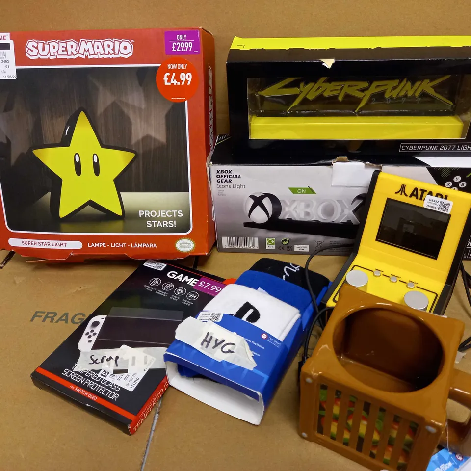LOT OF 7 ITEMS INCLUDING SUPER MARIO GLOWING STAR, CYBERPUNK 2077 LIGHT, ATARI PONG REPLICA