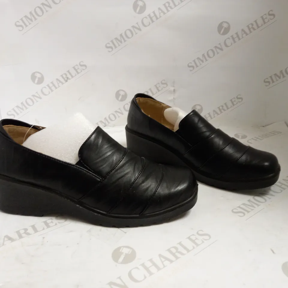 CUSHION WALK WOMENS BLACK MAT 6 UK 