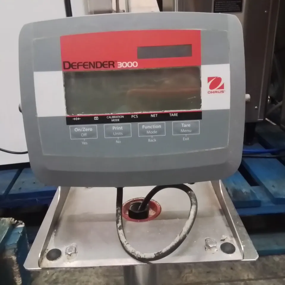 COMMERCIAL FLOOR SCALE WITH DEFENDER 3000 DISPLAY
