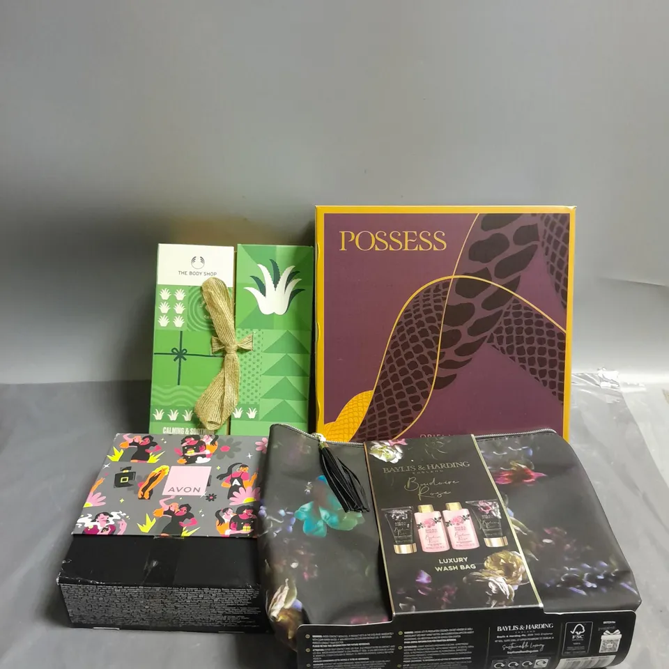 BOX OF APPROX 4 ASSORTED COSMETIC PRODUCTS TO INCLUDE - BAYLIS & HARDING BOUDOIRE ROSE WASH BAG - THE BODY SHOP ALOE SKINCARE GIFT SET - ORIFLAME SWEDEN POSSESS BODY SPRAY