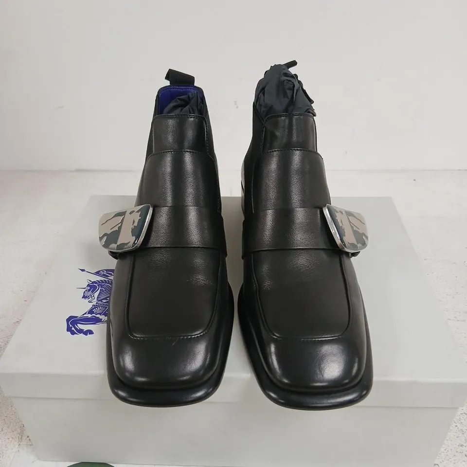 BURBERRY BLACK LEATHER BOOTS WITH BUCKLE STRAP – UK 8 (EU 42)
