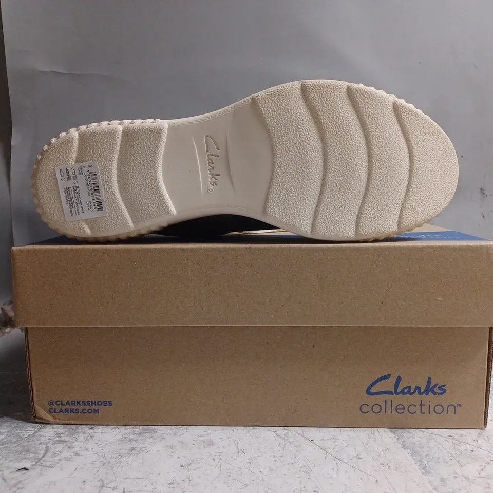 BOXED PAIR OF CLARKS CAROLINE ECHO SHOES IN DENIM SIZE UK 6.5