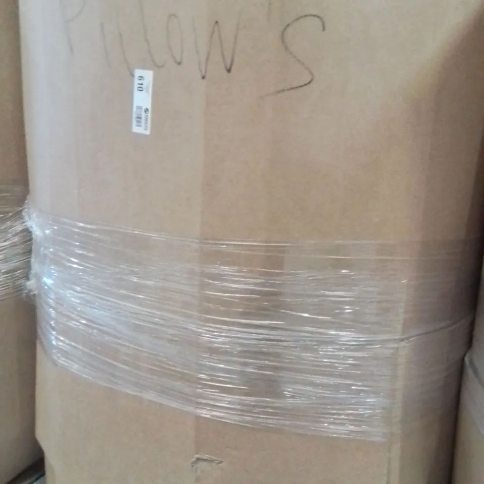 PALLET CONTAINING A LARGE QUANTITY OF PILLOWS