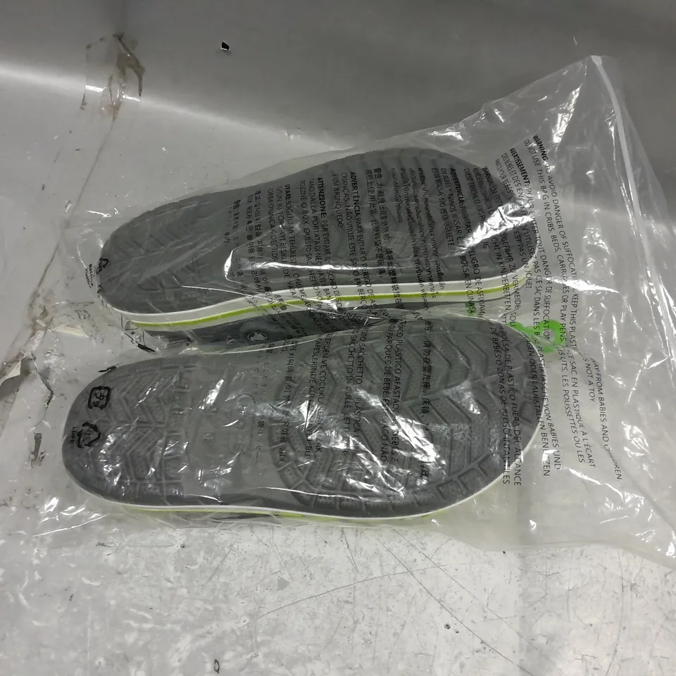 BAGGED PAIR OF CROCS BAYABAND CLOG SLATE GREY/LIME PUNCH UK M11/W12