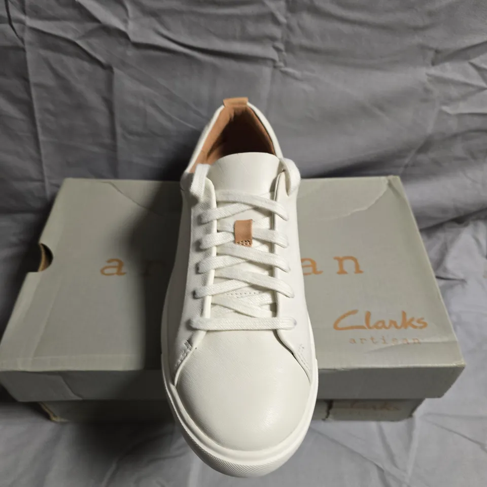 BOXED PAIR OF CLARKS UN MAUI LACE TRAINERS - UK SIZE 5