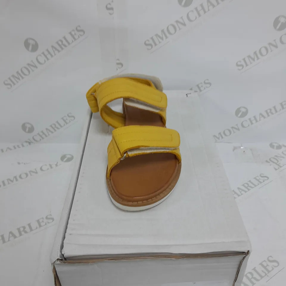 BOXED PAIR OF ADESSO LEATHER OPEN TOE FLAT SANDAL - SIZE 5
