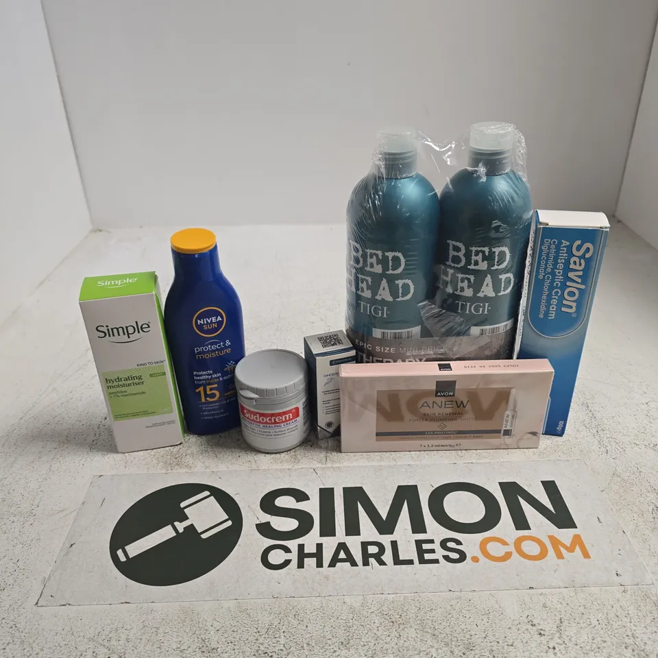 APPROXIMATELY 15 ASSORTED HEALTH & BEAUTY PRODUCTS TO INCLUDE AVOIN ANEW PLUMPING SHOTS, SAVLON ANTISEPTIC CREAM, BED HEAD TIGI SHAMPOO, ETC - COLLECTION ONLY