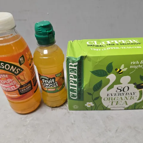 APPROXIMATELY 6 ASSORTED DRINKS ITEMS TO INCLUDE - ROBINSONS ORANGE & MANGO , FRUIT SHOOT ORANGE , CLIPPERS ORANGIC TEA ETC