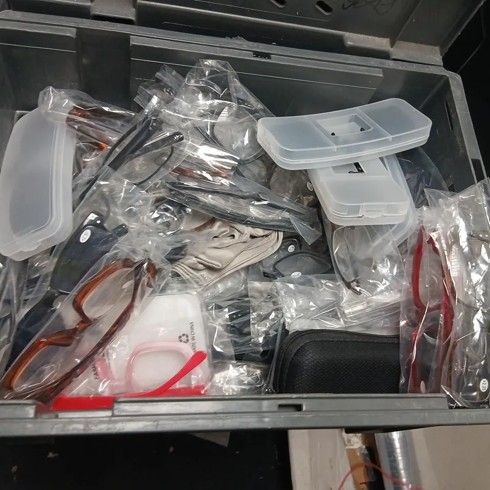 LARGE QUANTITY OF ASSORTED GLASSES