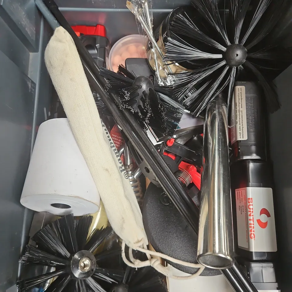 APPROXIMATELY 15 ASSORTED HOUSEHOLD ITEMS TO INCLUDE GENERAL PURPOSE ADHESIVE, HOSE ATTACHMENT, CLASP NAILS ETC 