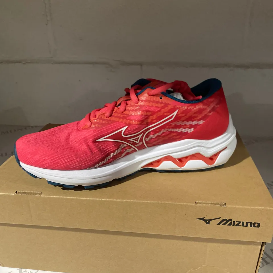 BOXED PAIR OF MIZUNO WAVE EQUATE7 PINK TRAINERS SIZE 5.5