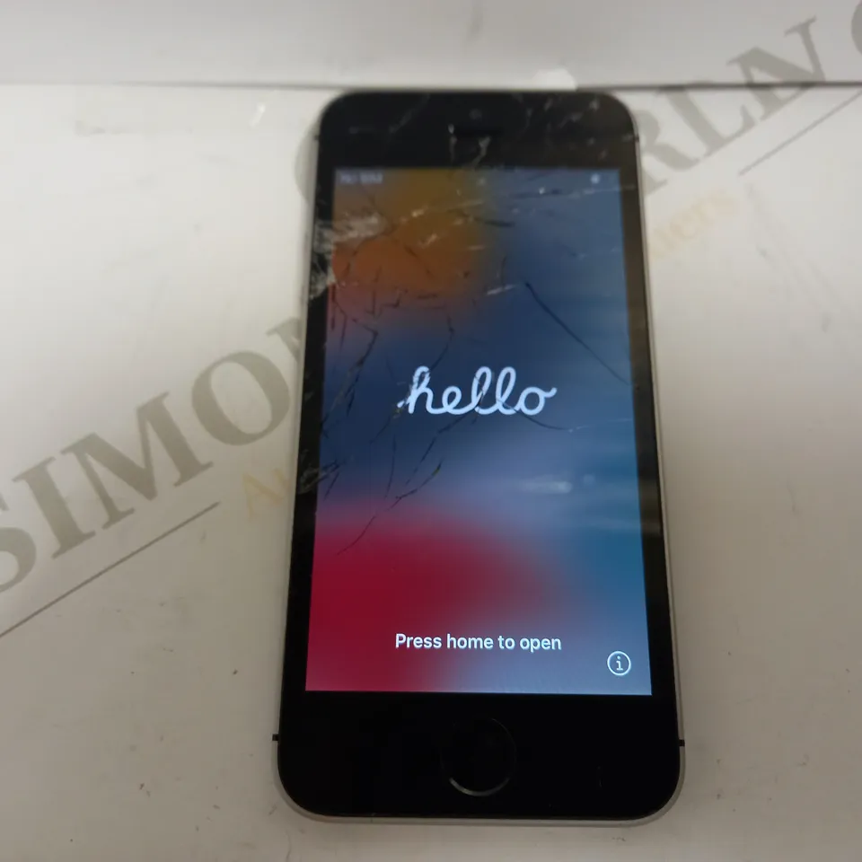 APPLE IPHONE SE (1ST GENERATION) - SILVER 