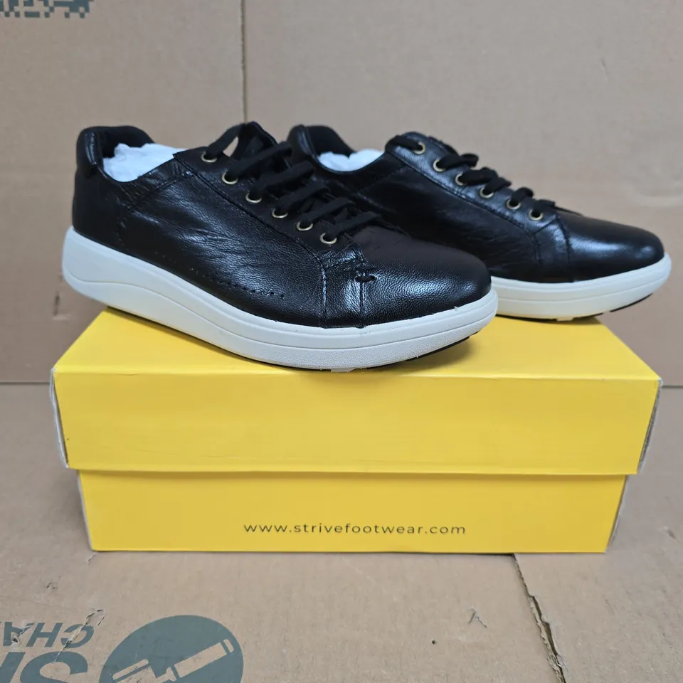 BOXED PAIR OF STRIVE DAKOTA LACE-UP TRAINERS IN BLACK SIZE 5