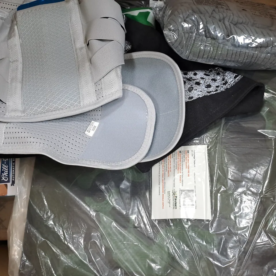 BOX OF APPROXIMATELY 15 ASSORTED HOUSEHOLD ITEMS TO INCLUDE DYSON MINI SOFT DUSTING BRUSH, SAMSUNG REFRIGERATOR WATER FILTER, ETC - COLLECTION ONLY