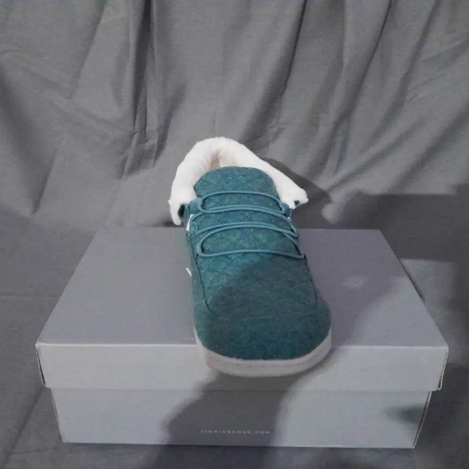 BOXED PAIR OF VIONIC BELIEVE SLIPPERS IN MINERAL SIZE 8