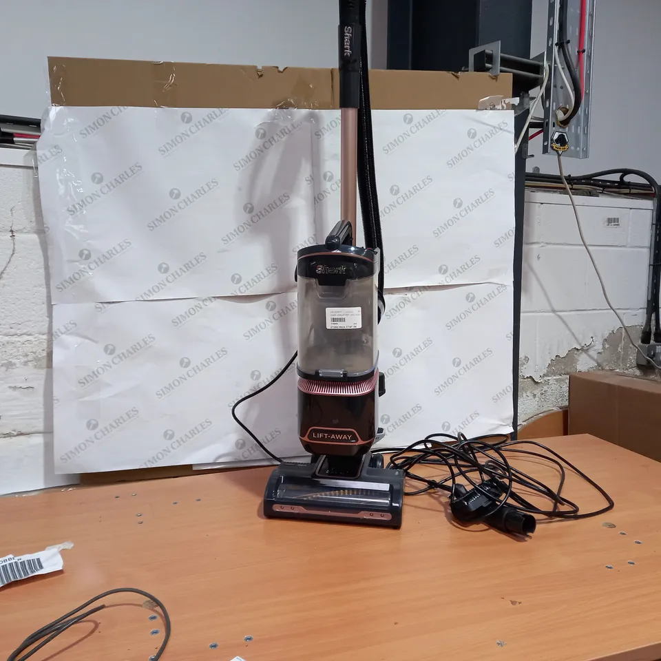 SHARK ANTI HAIR WRAP UPRIGHT PET-HAIR VACUUM